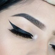 cejas con tecnica de shading y delineado de ojos